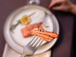 Das vegane Filet aus Pilzproteinen hat die gleiche blättrige Struktur wie Fischfilet. Bilder: Revo Food