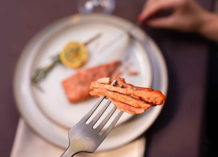 Das vegane Filet aus Pilzproteinen hat die gleiche blättrige Struktur wie Fischfilet. Bilder: Revo Food