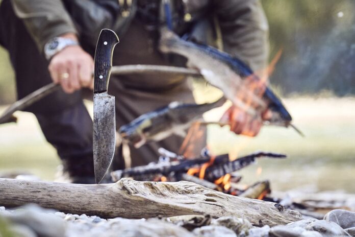 Das Mitführen eines Messers zum waidgerechten Töten des Fangs ist für Angler gesetzlich vorgeschrieben. Bild: Johannes Arlt