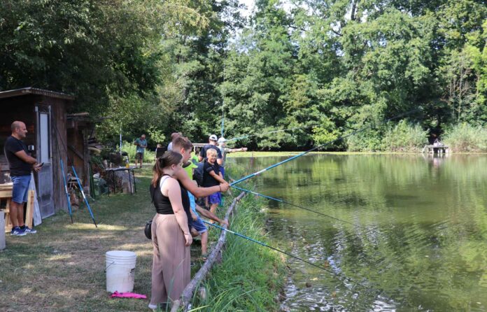 Am Ziegeleiweiher in Singen konnten sich die Kinder und Jugendlichen mit der Angelrute versuchen. Bilder: ASV Singen-Bohlingen