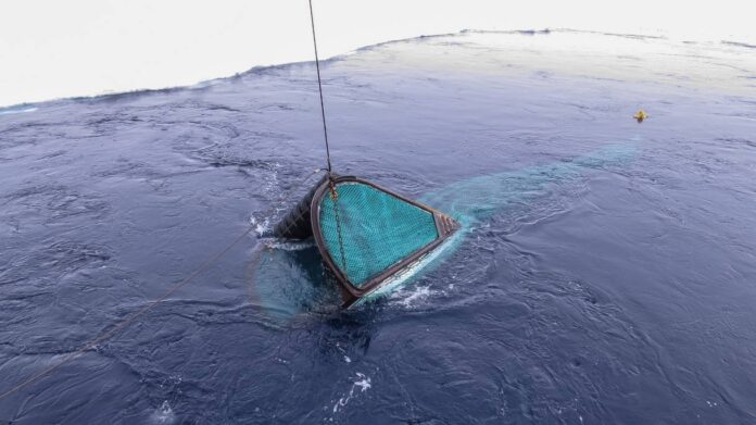 Mit diesem Spezial-Netz wurde unter dem Meereis gefischt. Foto: Jan van Franeker, IMARES