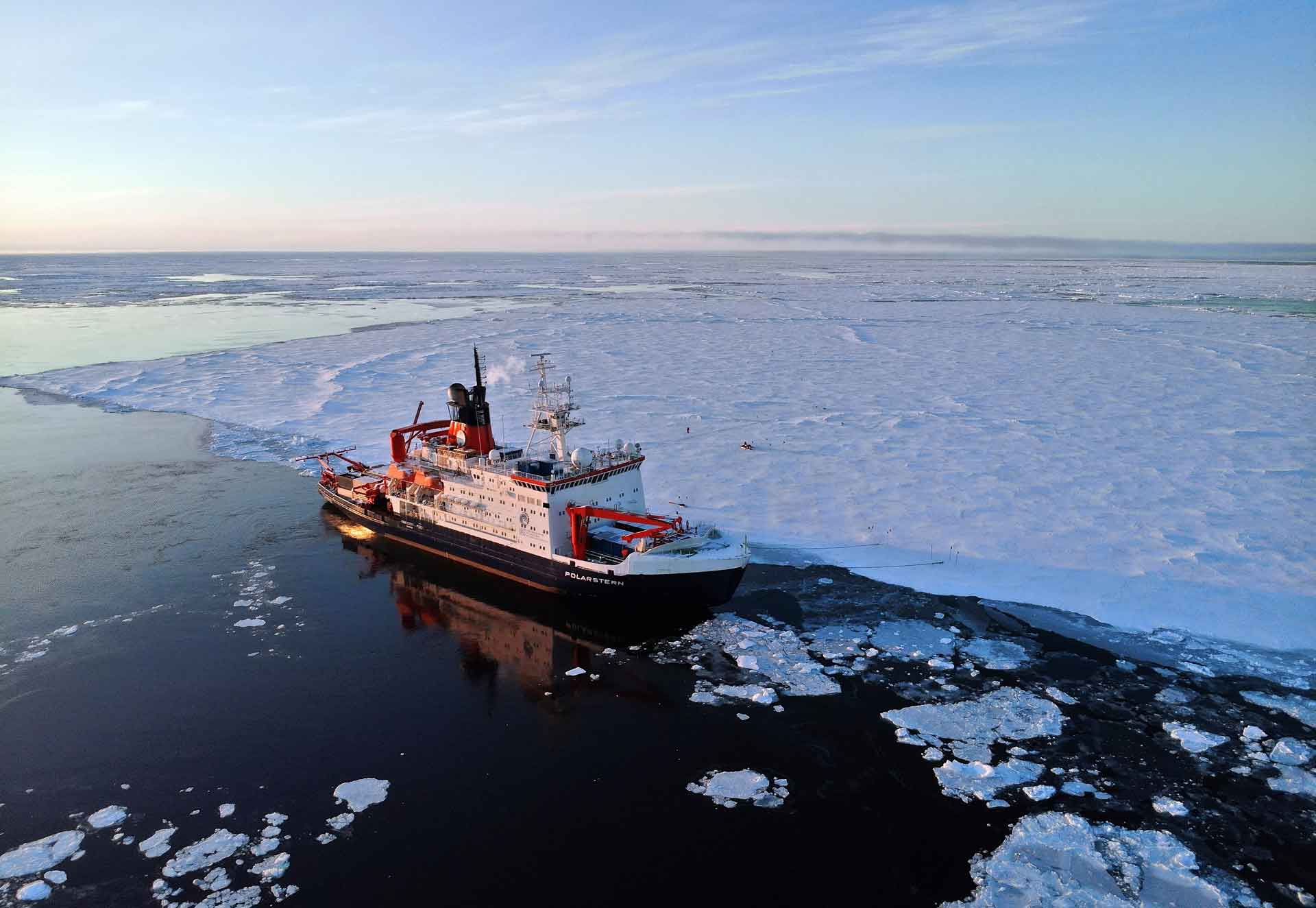 Das Forschungsschiff Polarstern macht Halt an einer arktischen Eisscholle. Foto: Alfred-Wegener-Institut/Thomas Kordes