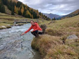 Hydrologin Amber van Hamel misst die Wassertemperatur des Dischmabachs bei Davos/Schweiz. Bild: Amber van Hamel/SLF