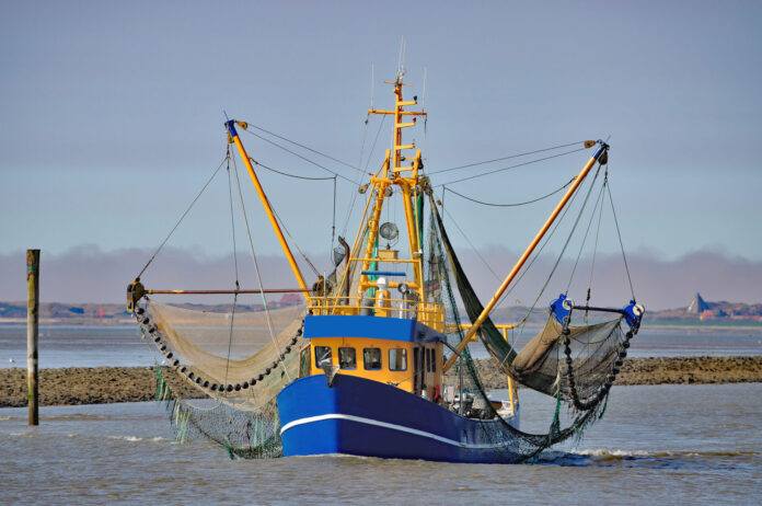 Krabbenkutter fischen mit Schleppnetzen in der Nordsee vor Ostfriesland. Bild: Hereon/iStock