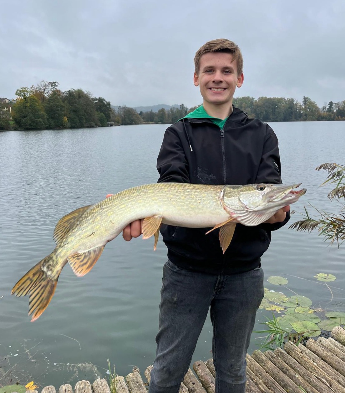 Die Eigenbau-Köder fangen! Jungangler Maximilian mit einem 78er Hecht aus dem Steißlinger See.