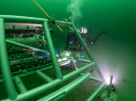 Mit Hilfe von Forschungstauchern wurde das neue Unterwasser-Observatorium auf dem Meeresgrund verankert. Foto: Jan Duda, GEOMAR