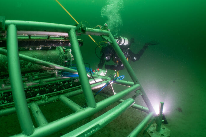 Mit Hilfe von Forschungstauchern wurde das neue Unterwasser-Observatorium auf dem Meeresgrund verankert. Foto: Jan Duda, GEOMAR