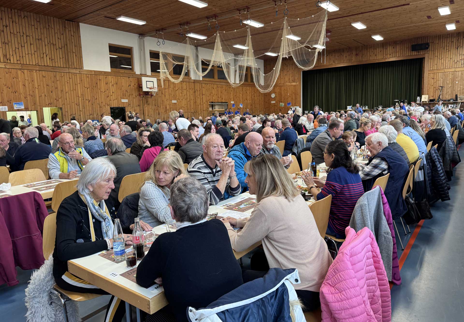 In der vollbesetzten Rhyhalle in Diessenhofen waren die Kretzer und Zanderchnusperli schnell restlos ausverkauft.