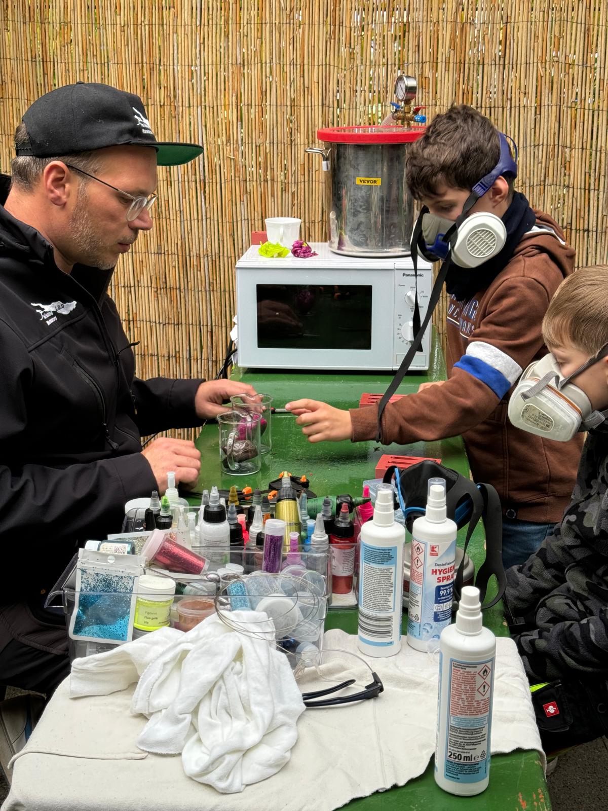 Jungangler bei der Auswahl der Gummifischfarbe. An erster Stelle steht immer „Safety First“. Jeder Teilnehmer hat vor dem Workshop eine genaue Einweisung bekommen. Schutzmasken und Handschuhe waren an jeder Station Pflicht.