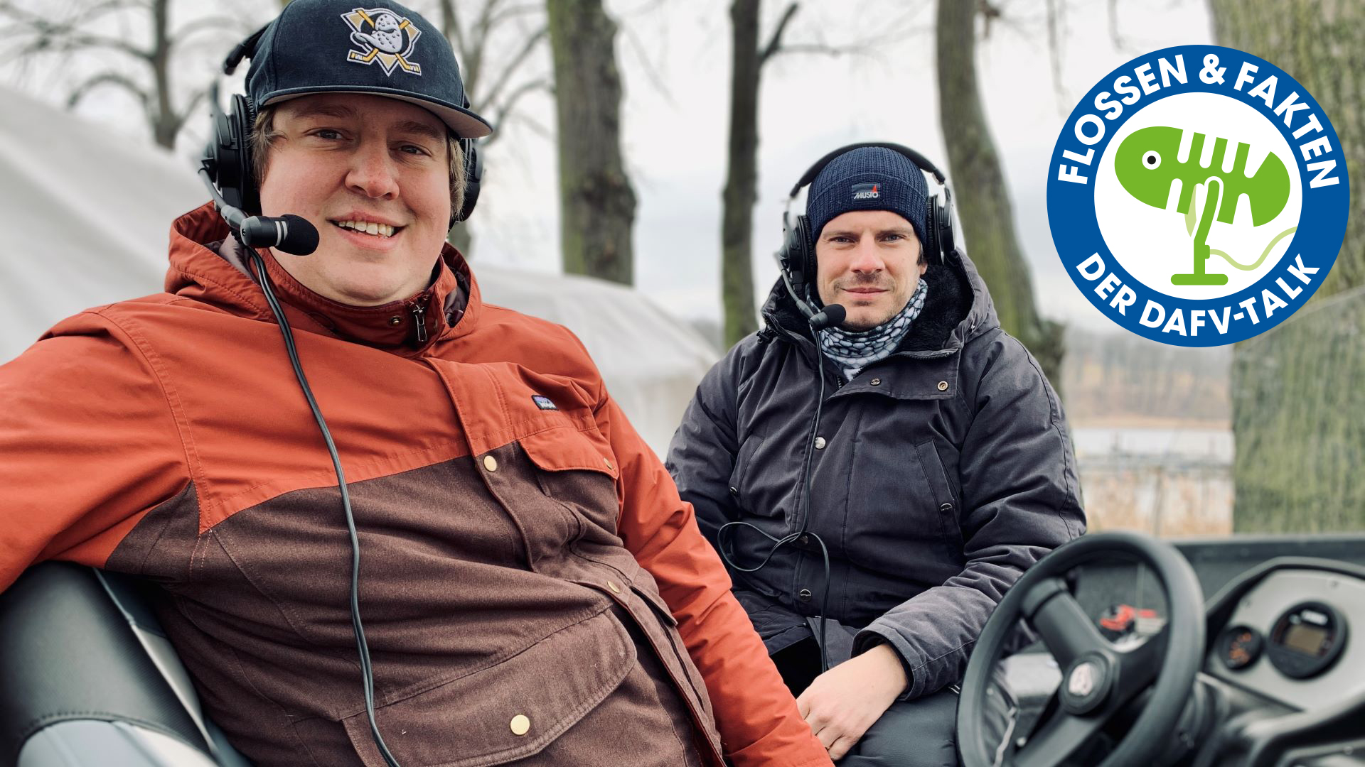 Eric Mickan (links) und Frieder Rößler (rechts) führen als Moderatoren durch das Bühnenprogramm DAFV-Talk "Flossen und Fakten.