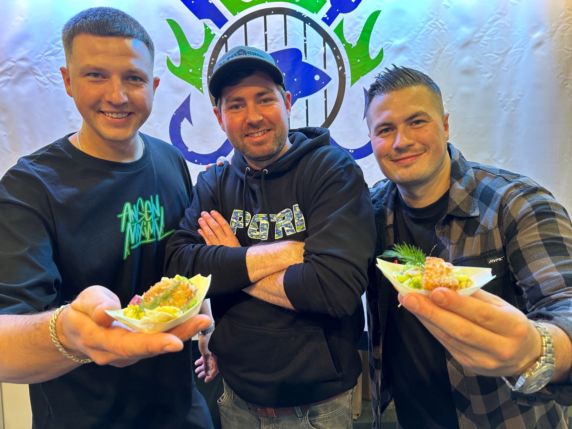 Profikoch und Angler Moritz Freudenthal (Mitte) mit den beiden Influencern Maxi (links) und Joshi (rechts) auf der ANGELWELT BERLIN. Foto: DAFV, Clemens Wildt