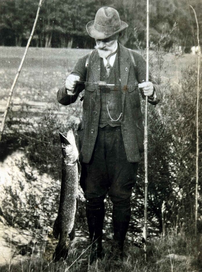 Erolgreicher Angler mit schönem Hecht! Das Vorfach hatte offenbar einiges an Tragkraft aufzuweisen.