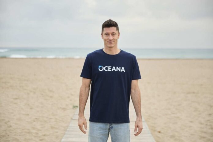 Fußballstar Robert Lewandowski engagiert sich für gesunde Meere. Bild: Oceana