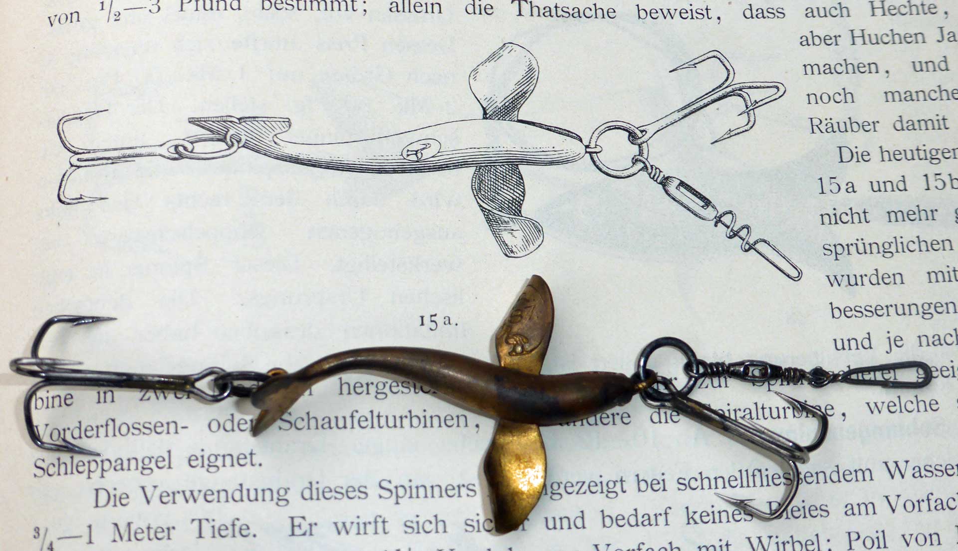 Im Stork-Buch von ca. 1995-98 sind viele Köder noch mit Strichmännchen-Storch und der Punze Z.R.487 abgebildet. Hier der frühe Stork-Spinner, noch mit weit abgespreizten Flügeln.