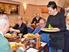 Liebevoll kümmert sich das Team des Hamburger Restaurants Mediterran um die Gäste. Foto: Katholische Angelgruppe