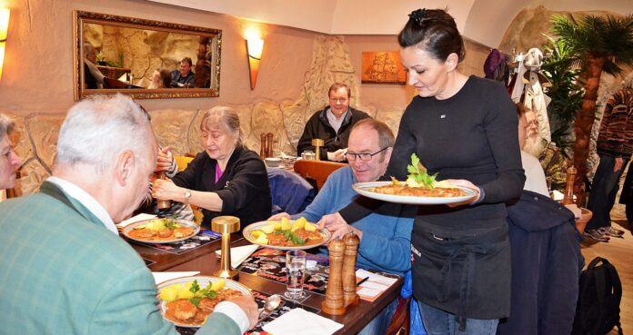 Liebevoll kümmert sich das Team des Hamburger Restaurants Mediterran um die Gäste. Foto: Katholische Angelgruppe