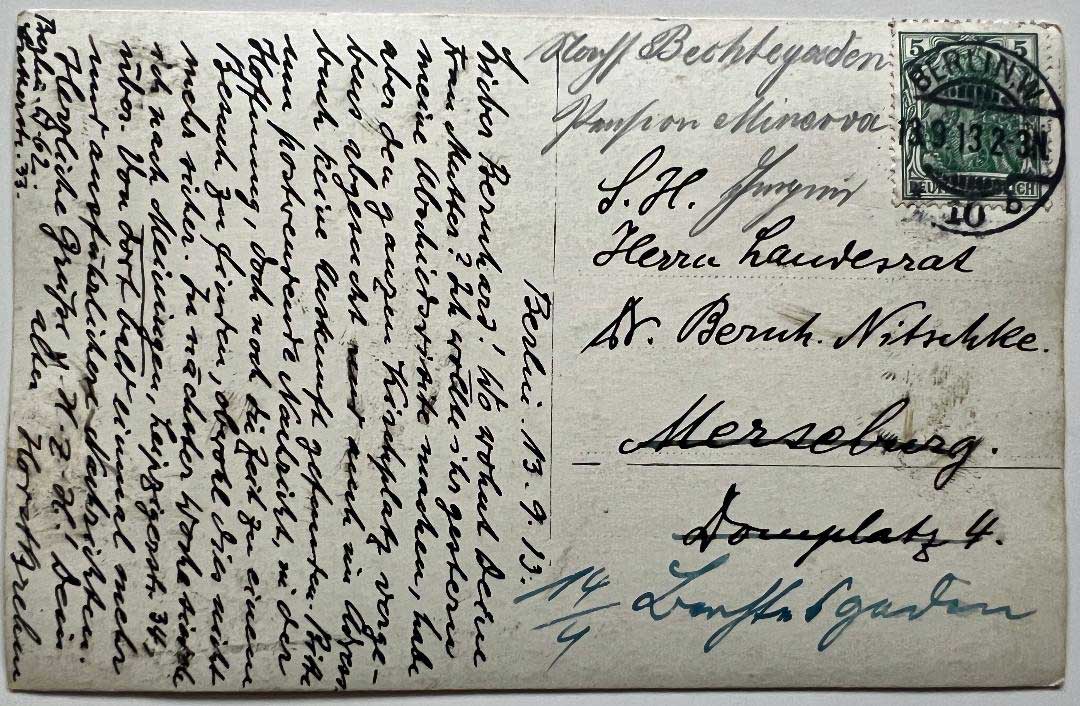 Die Postkarte ist an einen Dr. Nitschke in Merseburg adressiert, der dort nicht mehr anzutreffen war. Sie wurde ihm nachgeschickt. Anmerkung in Bleistift (oben): Pension Minerva. Berchtesgaden.