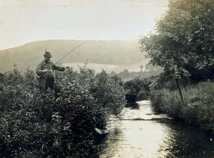 Die Postkarte aus dem Jahr 1913 zeigt Dr. Horst Brehm beim Angeln, damals einer der berühmetsten Angler Deutschlands.