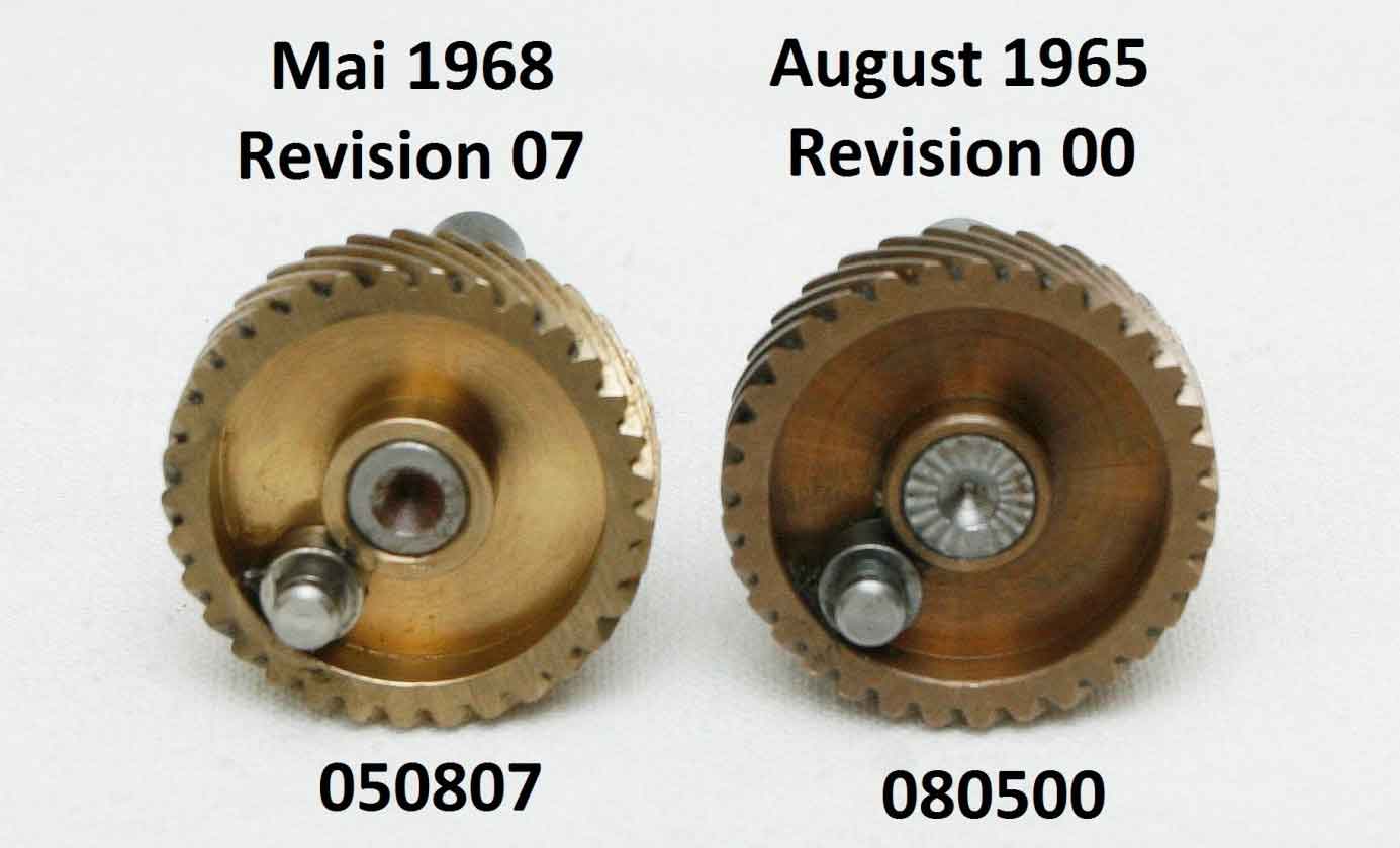 Aber den größten Unterschied sieht man hier: Das Antriebsrad der ersten Serie war aus Lagerbronze gefertigt. Das Antriebsrad der Revision 07 wurde aus normalem Messing hergestellt! Und man erkennt auch noch, dass die Welle der ersten Serie aufwändiger verpresst wurde.