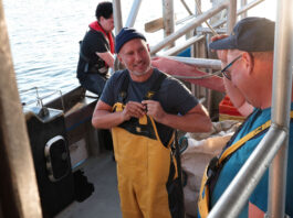 Schauspieler und Ostseeliebhaber Benno Fürmann (Mitte) mit Fischer Mathias Labahn (rechts) aus Freest (LK Vorpommern-Greifswald) beim Auslaufen des Kutters zum Fischfang auf der Ostsee. Bild: MDR/Christian Werner