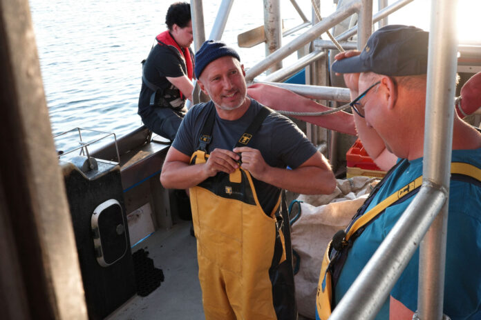 Schauspieler und Ostseeliebhaber Benno Fürmann (Mitte) mit Fischer Mathias Labahn (rechts) aus Freest (LK Vorpommern-Greifswald) beim Auslaufen des Kutters zum Fischfang auf der Ostsee. Bild: MDR/Christian Werner