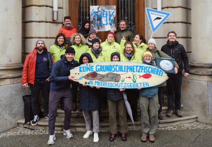 Für eine naturverträgliche Fischerei – Patagonia und Partner übergeben in Berlin Petition zum Verbot der Grundschleppnetzfischerei in Schutzgebieten. Bild: Thomas Plagmann