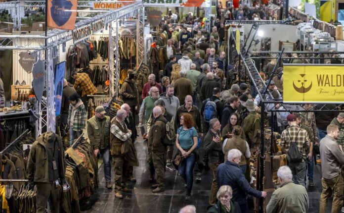 Riesige Auswahl an Outdoor-Bekleidung: Auch in den Jagdhallen kommen Angler auf ihre Kosten. Bild: Messe Dortmund GmbH