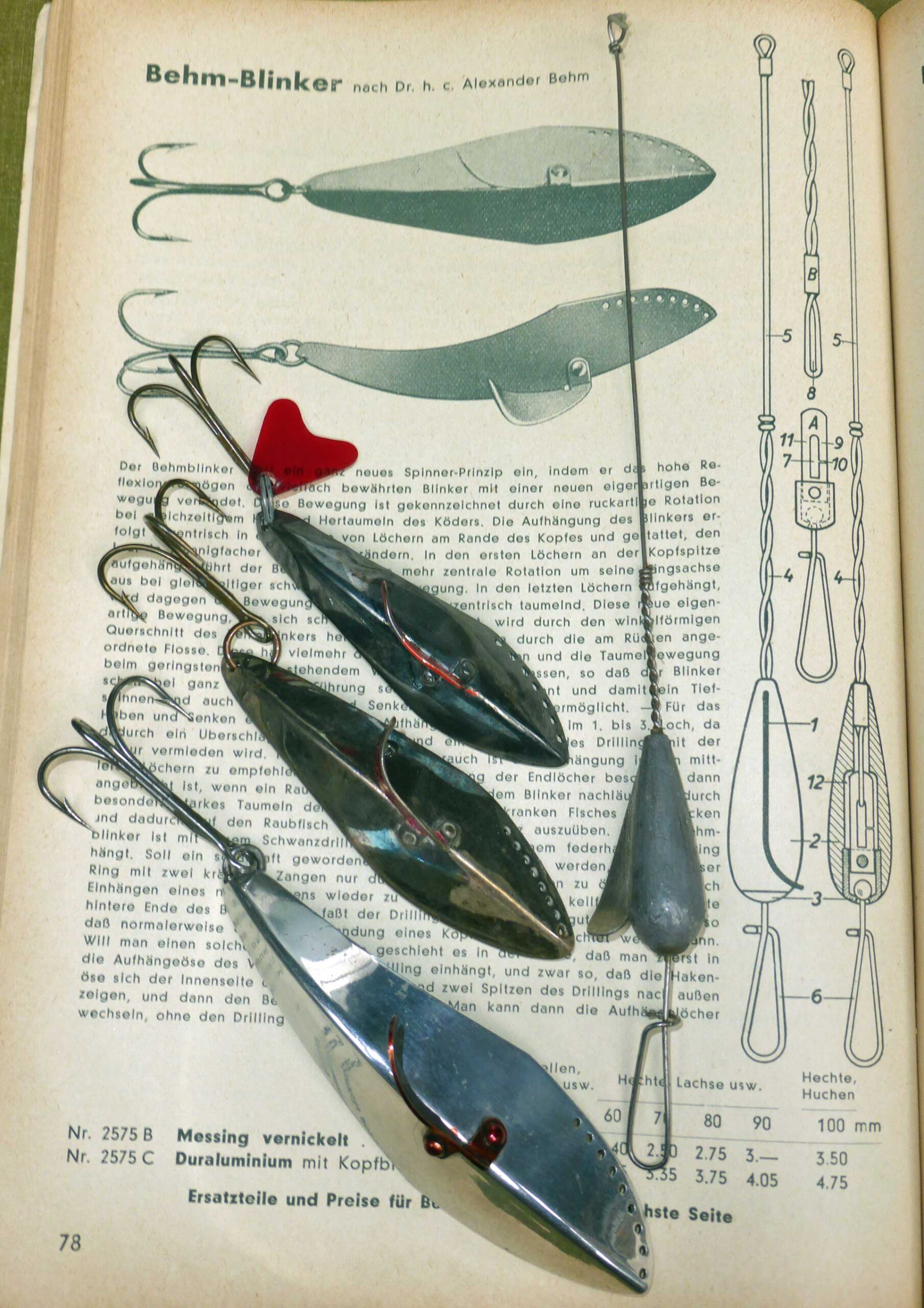 Behm-Blinker und Behmvorfach im Stork-Katalog von 1937. Unten: Duralminium-Version in 10 cm, darüber die üblichen vernickelten Messing-Modelle in kleinerer Größe.