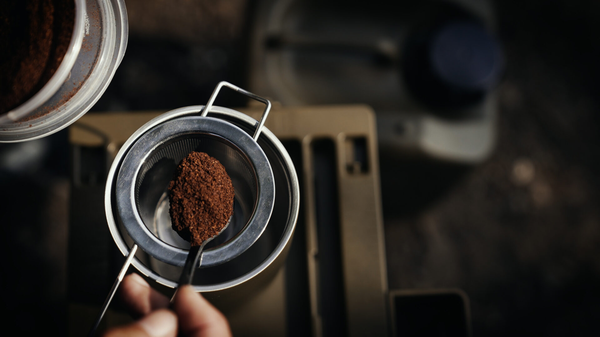 Ein Sieb für Tee oder Kaffee wird mitgeliefert.