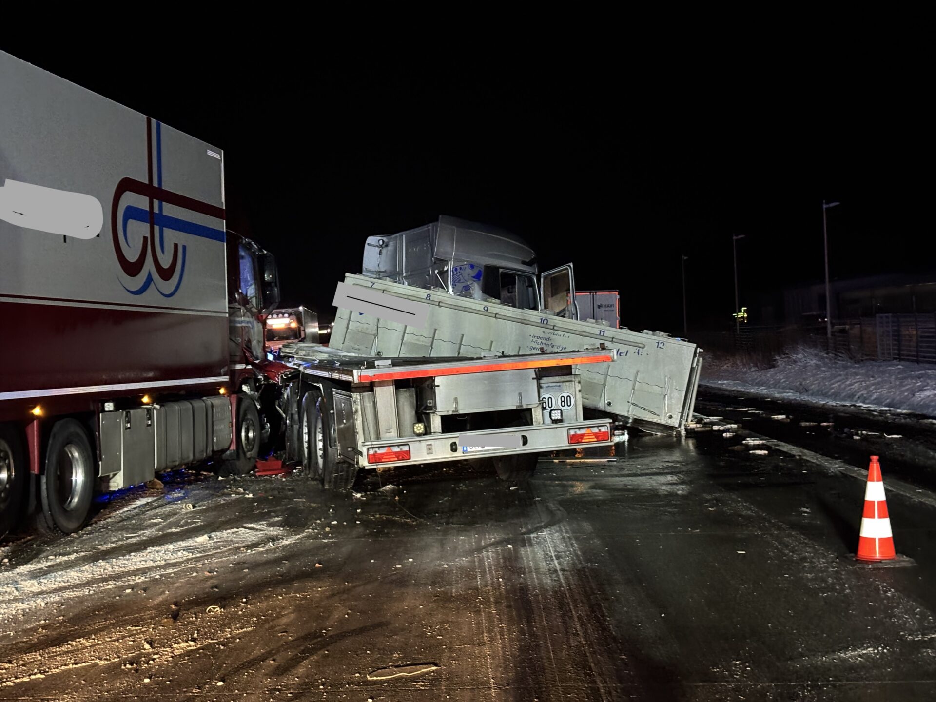 Der Fischtransporter kam auf spiegelglatter Straße ins Schleudern.