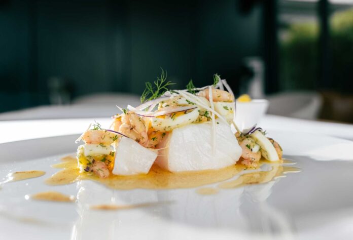 Skrei mit brauner Butter, Eismeergarnelen, Ei, Dill und Meerrettich. Bild: Seafood from Norway