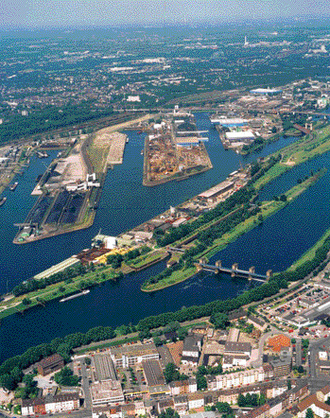 Der Duisburger Hafen ist ein absolutes „Schnäppchen-Revier“. Die Wochenkarte kostet lediglich 4,70 Euro, und die Jahreskarte ist für 17 Euro zu haben.