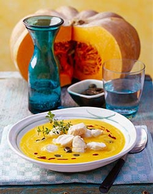 Kürbis-Curry-Suppe mit Seelachswürfeln