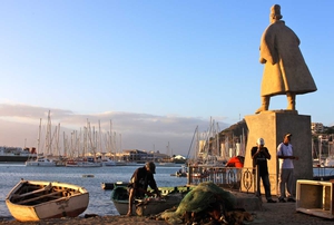 2-Im-Hafen-von-Mindelo-auf-Sao-Vicente-steht-das-Denkmal-des-portugiesischen-Entdeckers-Diogo-Afonso