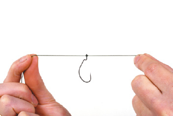 10. Ziehen Sie den Knoten fest zu, damit der Haken sicher auf der Schnur fixiert ist.