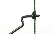 12. So muss es aussehen: Wenn der Knoten gut gebunden wurde, steht der Haken waagerecht von der Hauptschnur ab. Die Hakengröße wird der des Köders angepasst.
