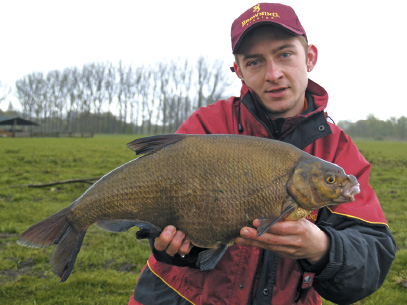 Robin Illner mit einem gut 8-pfündigen Fluss-Brassen. Große Fische kommen eben nicht nur im See vor.