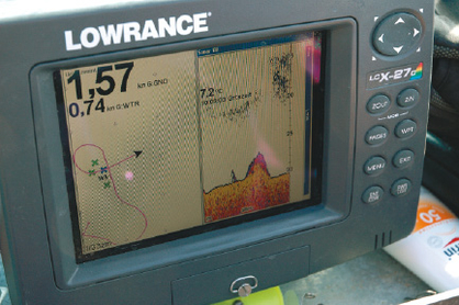 Gute Übersicht: Bei fest installierten Geräten sind oft Echolot und Kartenplotter kombiniert. Immer dabei: Hand-GPS-Empfänger passen in jede Tasche und leisten dem Angler wertvolle Dienste.