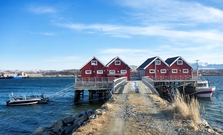 Die Häuser und der Bootssteg von Vannøya Havfiske.