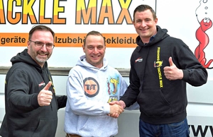 FTM-Geschäfsführer Diethard Schmiedecke (mittig) und Vertriebsleiter Jörg Iversen (links) freuen sich auf die zukünftige Zusammenarbeit mit Raubfischprofi Veit Wilde.