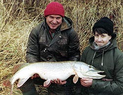 Erfolg vorprogrammiert: John Sidley nahm den 16-jährigen Jungangler Dean Aston mit zum Fischen - Deans erster Hecht wog 21 Pfund.